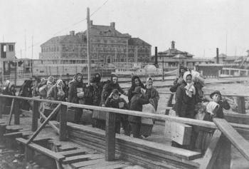 Ouverture du camp d'immigrants d'Ellis Island