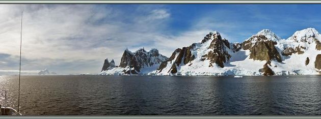 L'Austral sort de Lemaire Channel pour rejoindre la Baie Dallmann - Iles Melchior - Photos panoramiques de la Péninsule Antarctique