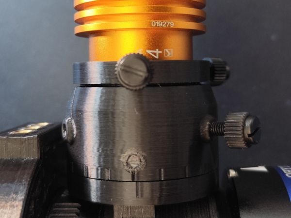 Setup autour d'un objectif Canon 200 f:2.8. La caméra de viséée hors axe est raccourcie au maximum (même le filtre IR cut est enlevé) pour que le plan de son capteur soit parafocal avec celui de la caméra principale.