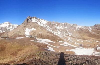 Corona de los Faballones ou Farallones (2052 m.) et ibón de Espelunciecha