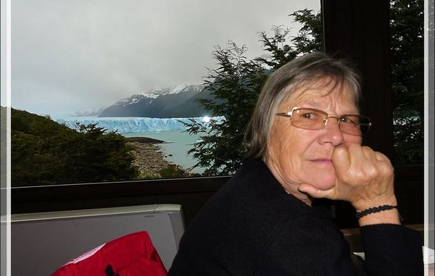 Le repas va se prendre avec une belle vue sur la partie du Perito Moreno se jetant dans le Canal de los Tempanos - Peninsula de Magallanes - Patagonie - Argentine