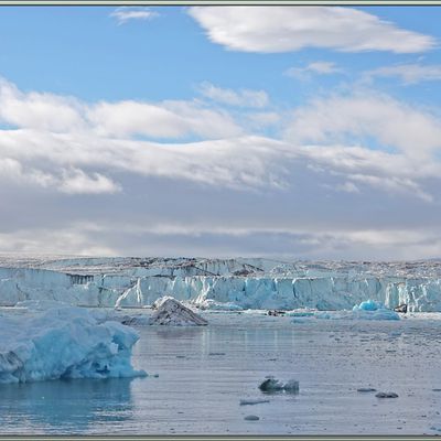 Au ralenti, le navire zigzague au milieu des icebergs - Negribreen - Spitzberg - Svalbard - Norvège