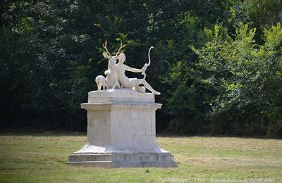 Parc du Château de Rambouillet : Sculpture de Diane appuyée sur un cerf