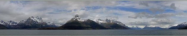 Nous sommes arrivés, le Stella Australis jette l'ancre dans le Seno (Fjord) de Agostini, sous le Monte Buckland et le Monte Stella - Terre de Feu - Patagonie - Chili