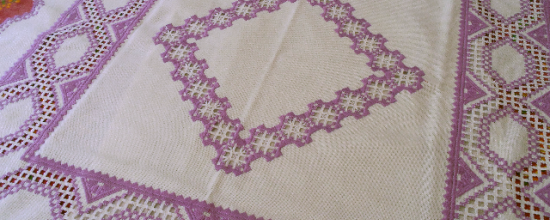 La nappe blanche et violette finie !