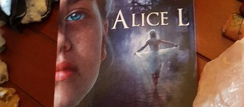 "Alice L." par M.K. Simon. "Alice au pays des merveilles" revisité sous forme de drame familial et thriller, magnifique et inspirant ! 