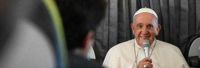 (à ne pas manquer) Dialogue du Pape avec les journalistes- dans le vol de Lisbonne à Rome