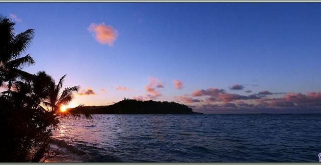 Panorama de lever de soleil sur Round Island vu de Anse La Farine (6 h 08 et 6 h 12) - Praslin - Seychelles