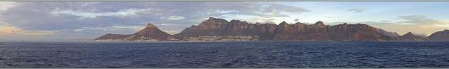 Panorama vu du large : la nuit tombe très rapidement, le ciel se colore et la position du navire est idéale pour compter les "Apôtres" - Cape Town - Afrique du Sud