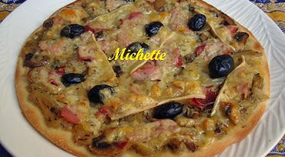 Pizza aux légumes de saison, jambon cru, olives et comté
