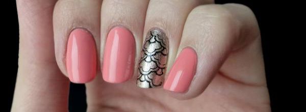 Nail Art en tout simplicité corail et or