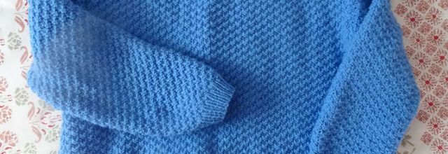 Pull bleu terminé et début de layette .