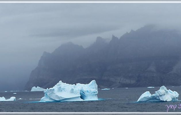 Nouvelle rencontre avec un superbe iceberg lors de notre navigation vers notre prochaine escale : Kullorsuaq - Upernavik - Groenland