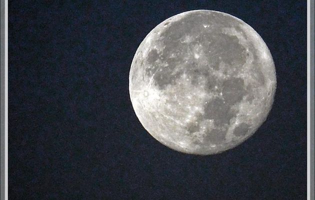 Coucher de la pleine Lune au lever du Soleil, au-dessus du Pic du Gar (1785 m), vu de Lartigau - Milhas - 31