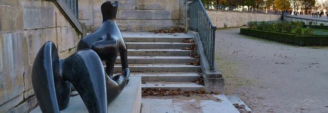 Jardin des Tuileries : Reclining Figure de Henry Moore