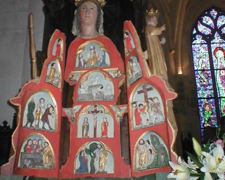 Les statues de l'église de Quelven.