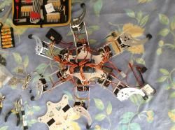 Hexapode Arduino - 5eme épisode : Développement d'une télécommande Bluetooth pendant que Gilbert200 est "sur le billard"