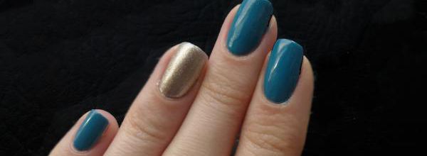 Accent nail bleu et or avec Catrice