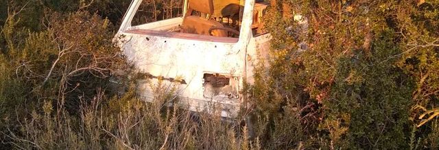 Véhicule bien planqué depuis longtemps en garrigue pentue  - Vehicle well hidden for a long time in sloping garrigue
