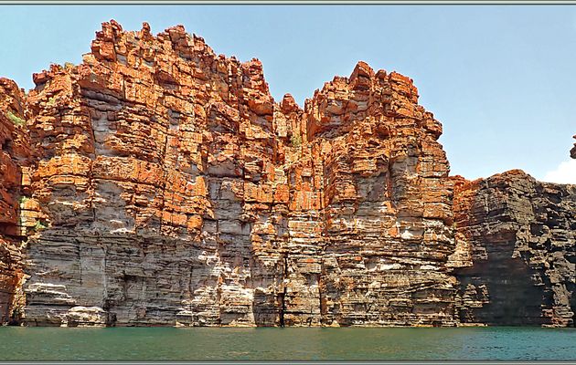 Nous continuons notre progression au milieu des merveilleuses falaises de la King George River, avec, surprise, une pause Champagne ! - Baie de Koolama - Oombulgurri - Kimberley - Australie