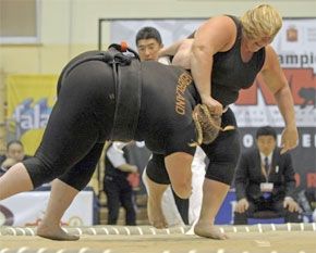 Sumo La Polonaise Sylwia Krzemien face à la Néerlandaise Francoise Harteveld lors des championnats du monde à Varsovie (AFP).jpg