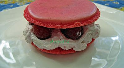 Gros macaron garni framboise, mousse chocolat blanc présenté à l'assiette