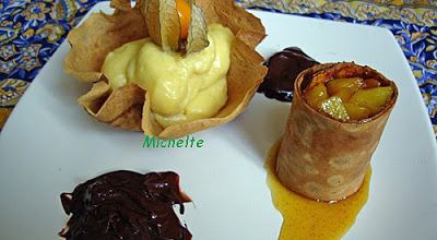 Crêpe croustillante à la mangue, crêpe garnie à la pâtissière de coco, mayonnaise au chocolat