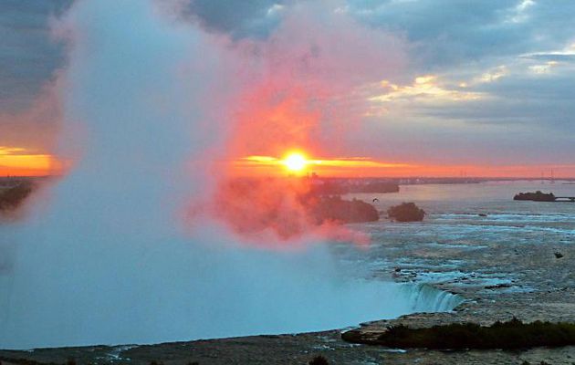 Bonjour de Niagara Falls : lever de soleil sur le Fer à Cheval