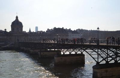Au pont des Arts, les panneaux vitrés sont posés 