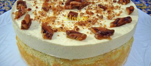 Gâteau biscuit cuillère, mousses à la pêche et liqueur de sapin, compote de pêche, nougatine aux pignons