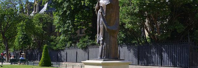 L'île de la Cité : la statue de Jean-Paul II près de Notre-Dame