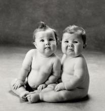 Deux bébés discutent