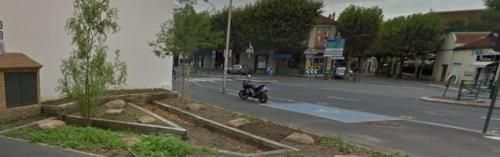 Le Perreux-sur-Marne :  Place du Cessez-le-Feu en Algérie  au Perreux: le FG applaudit, le FN  manifeste