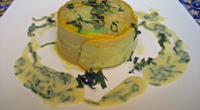 Roulé aux deux courgettes et saumon fumé, vinaigrette au basilic