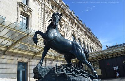 Les sculptures du parvis du Musée d'Orsay : 3) Cheval à la herse