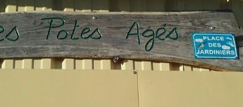 Les potes âgés jardiniers^^