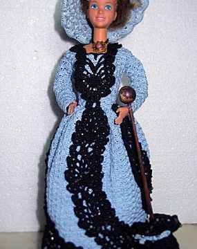 Barbie se promène au bois..en jolie robe au crochet