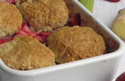 Cobbler rhubarbe, fraises et gingembre