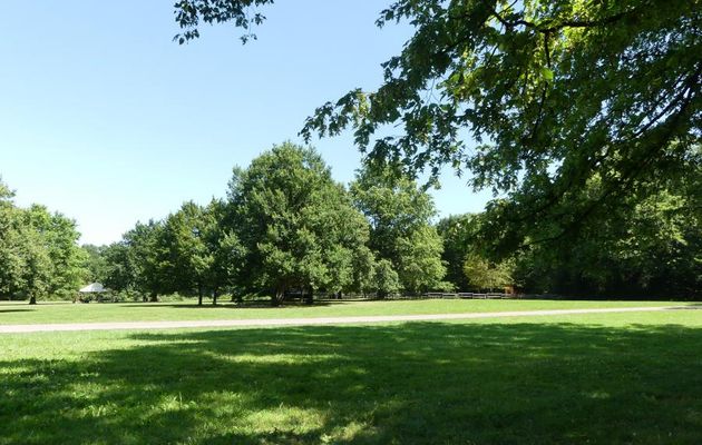 LE PARC   DE  LA  CROIX  LAVAL