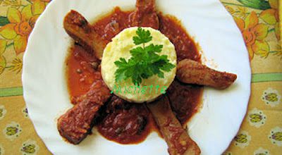 Langue d'agneau braisée, sauce tomate, madère, câpres, écrasée de p de terre