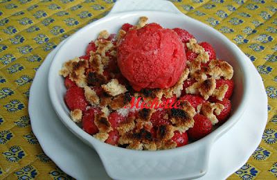 Crumble de fraises à l'amaretti et son sorbet