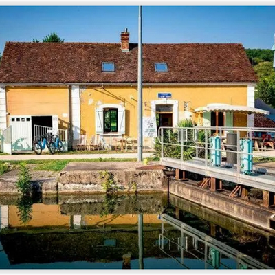 🏁  À Saint-Aubin-sur-Yonne, l'ancienne maison éclusière a été aménagée en halte pour cyclistes le long de la véloroute.
