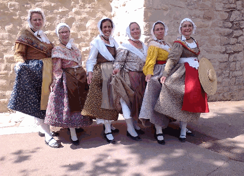 Biennale de la jupe piquée à Trets