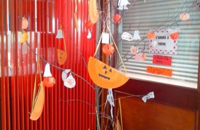 * L'arbre à thème s'habille pour halloween