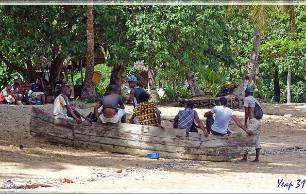 Quant aux adolescents, ils refont leur monde sur une pirogue en cale sèche - Nosy Sakatia - Madagascar