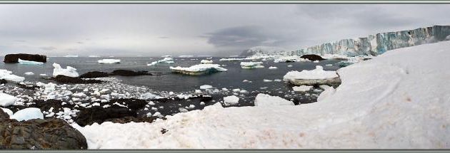 Un guide naturaliste, José Sarica, en train de nous donner des explications devant un paysage de glaciers et d'icebergs - Brown Bluff - Péninsule Antarctique 