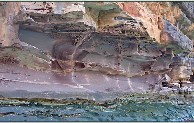 Le canyon de la King George River avec les superbes couleurs et sculptures géologiques au bas de ses falaises - Baie de Koolama - Oombulgurri - Kimberley - Australie