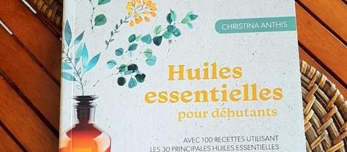 "Huiles essentielles pour débutants" de Christina Anthis chez Alliance Magique : des recettes et des utilisations pour toute la famille, très bien fait.