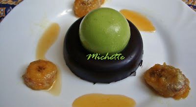 Feuillantine au chocolat noir, avocat au pina colada, bananes caramélisées