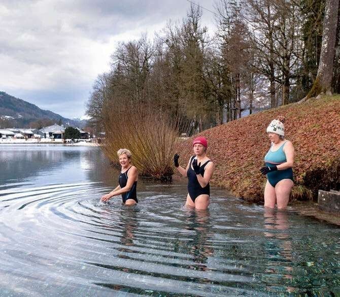 Savoyardes qui, à Morillon et à Samoëns, profitent des bienfaits des bains dans l'eau glacée.jpg